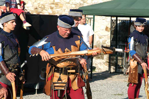 A diósgyőri középkori forgatag mint történelmi játék korhűen mutatta be a várak akkori életét, amelynek szerves részét képezték a számszeríjász lövészversenyek.