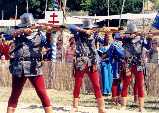 1999 óta a Szent Sebestyén Számszeríjász társaság rendszeres résztvevője a cseszneki haditorna játékoknak, ahol a lovagi torna érdekes szinfoltja a számszeríjász bemutató.